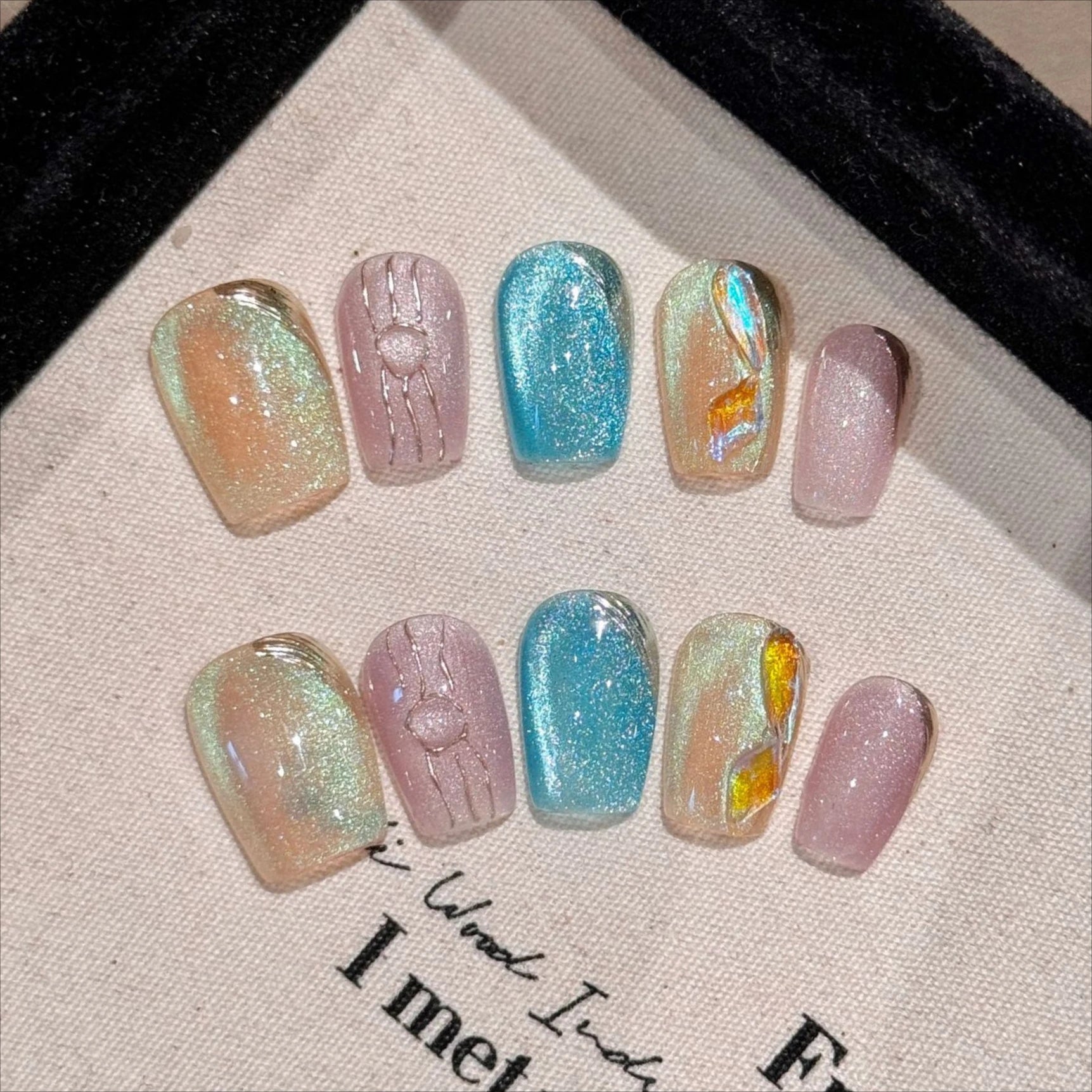 10Pcs Colorful Cat Eye Fake Nails Simple Dreamy Artificial Nails with Bubble Diamonds Press on Nail Wearable Short Square Nails