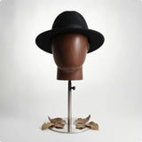 Head-Shaped Display Stand Adjustable Height Hairpiece Stand Hat Display Head Metal Pole Beauty Supply Round Base