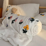3D Flower Embroidery Summer Quilt Soft Skin Friendly Air Conditioning Comforter Super Soft Machine Washable White Summer Blanket